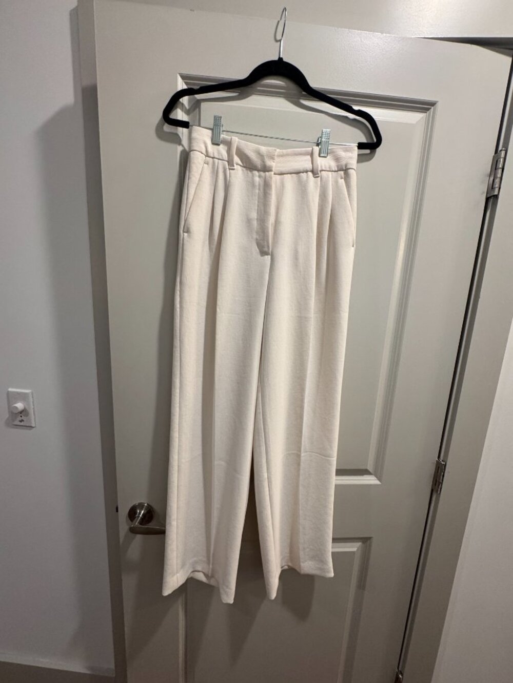 Aritzia Effortless Pant in White Crepette Size 4 Regular - Picture 2 of 5